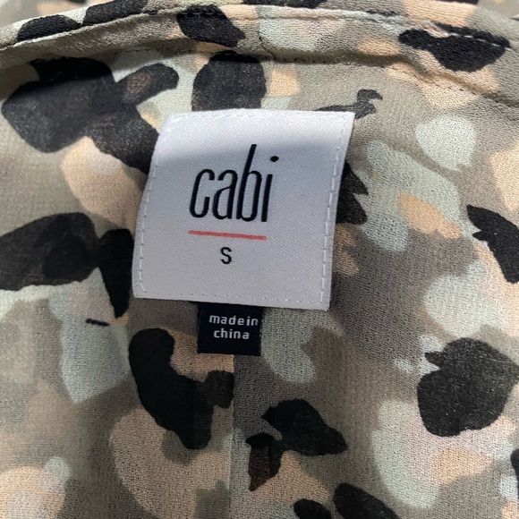 Cabi blouse tiered off shoulder shirt leopard camo women’s size small - Picture 6 of 8
